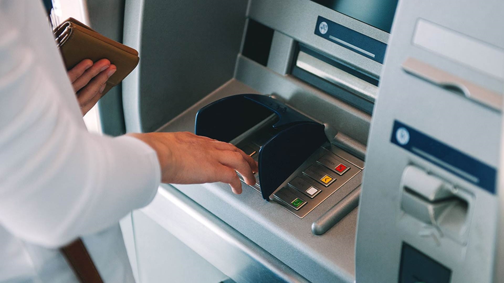 خالي بالك من قبضك.. خدعة جديدة لسرقة الأموال عند ماكينات الصراف الألى ATM