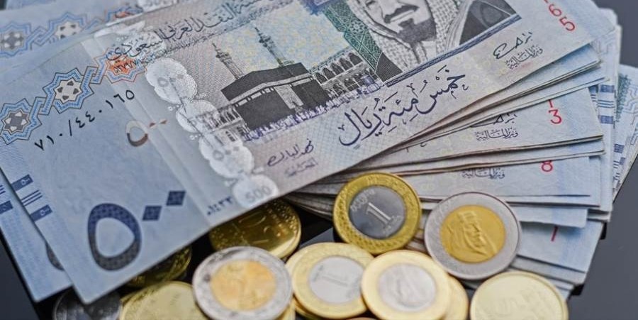 تزامنا مع بدء موسم العمرة.. الريال السعودي يسجل رقما غير متوقع أمام الجنيه في 10 بنوك