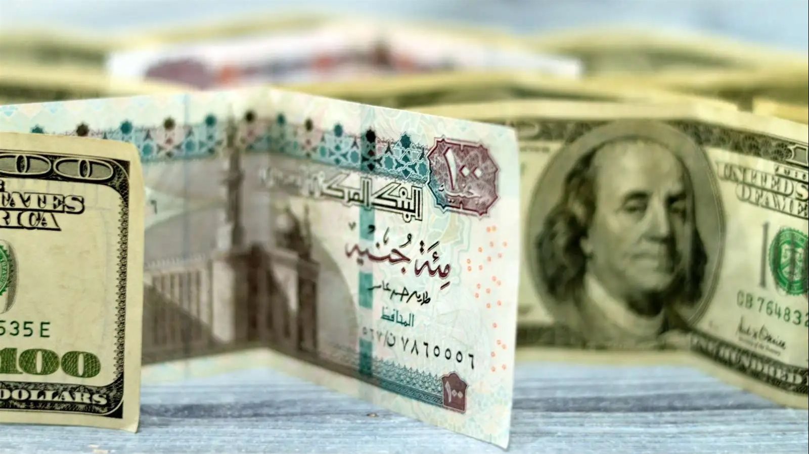 هبوط وتراجع سعر الدولار أمام الجنيه في 10 بنوك.. اعرف بكام النهارده؟