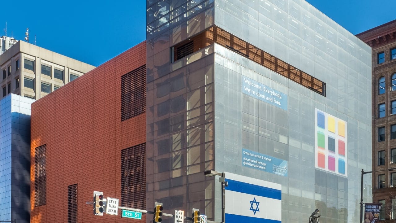 متحف يهودي في فيلادلفيا يعيد تعليق علم إسرائيل بعد تعرضه للتخريب مرتين