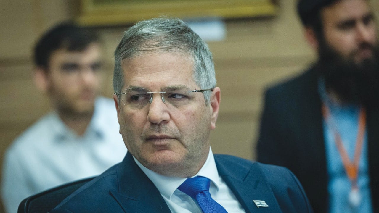 إسرائيل تعاقب المعلمين الذين يدعون لإنهاء الحرب في غزة