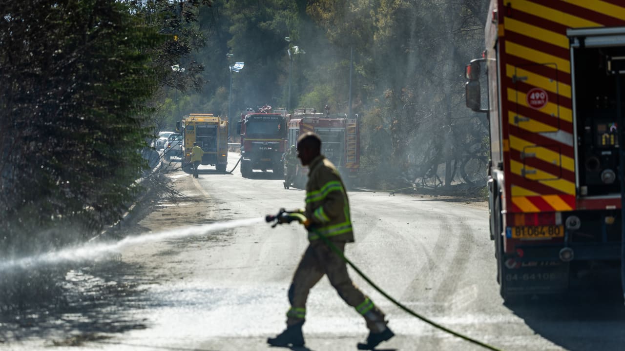 إخماد حريق غابات بالقرب من القدس