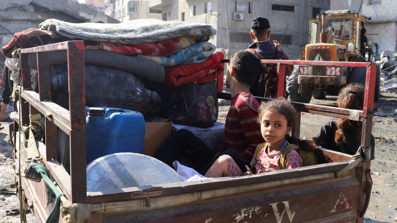 عائلات فلسطينية تغادر مدينة غزة قبل غزو الجيش الإسرائيلي