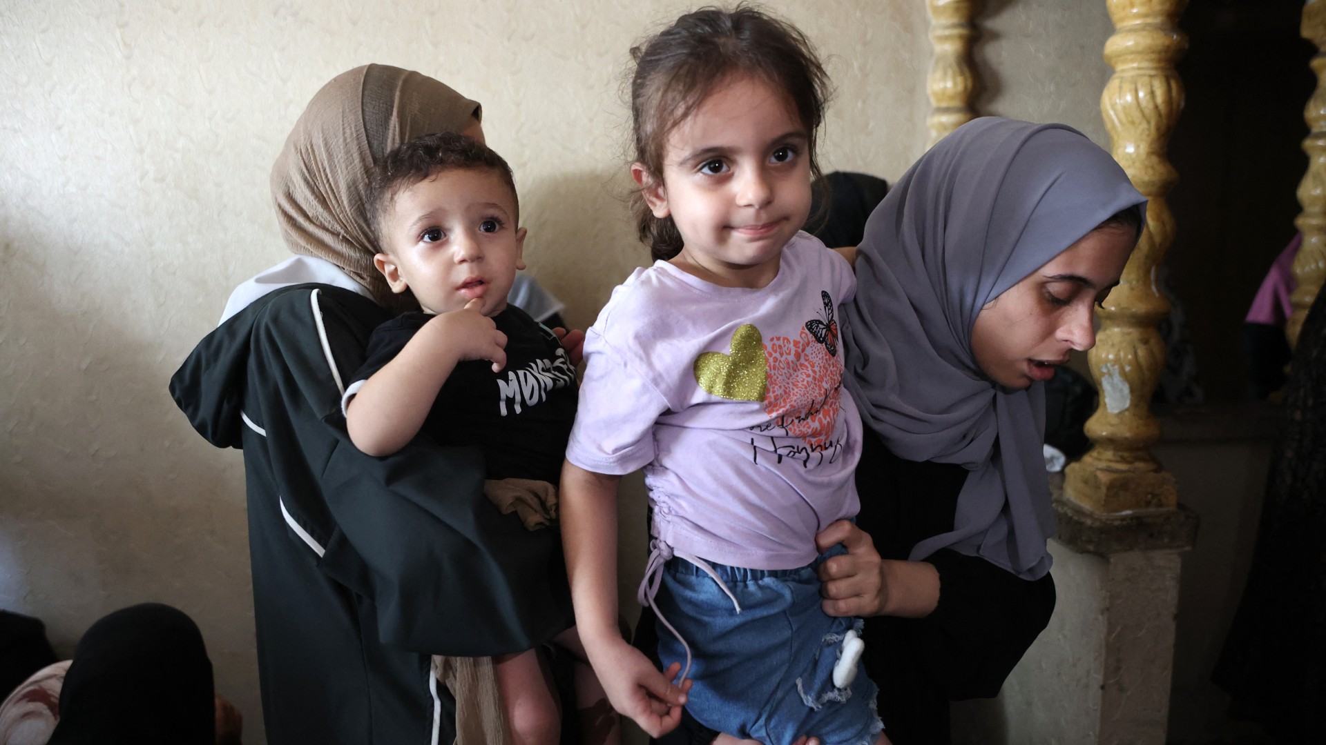 والدة أنس الشريف: “ابني رفض مغادرة غزة رغم دعوته إلى قطر”