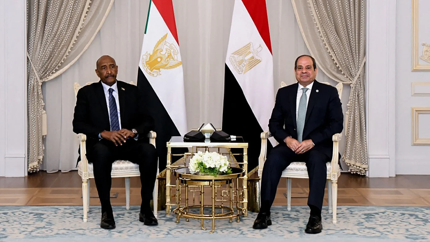 مصر تستضيف محادثات سرية بين البرهان وحفتر في محاولة لإصلاح العلاقات