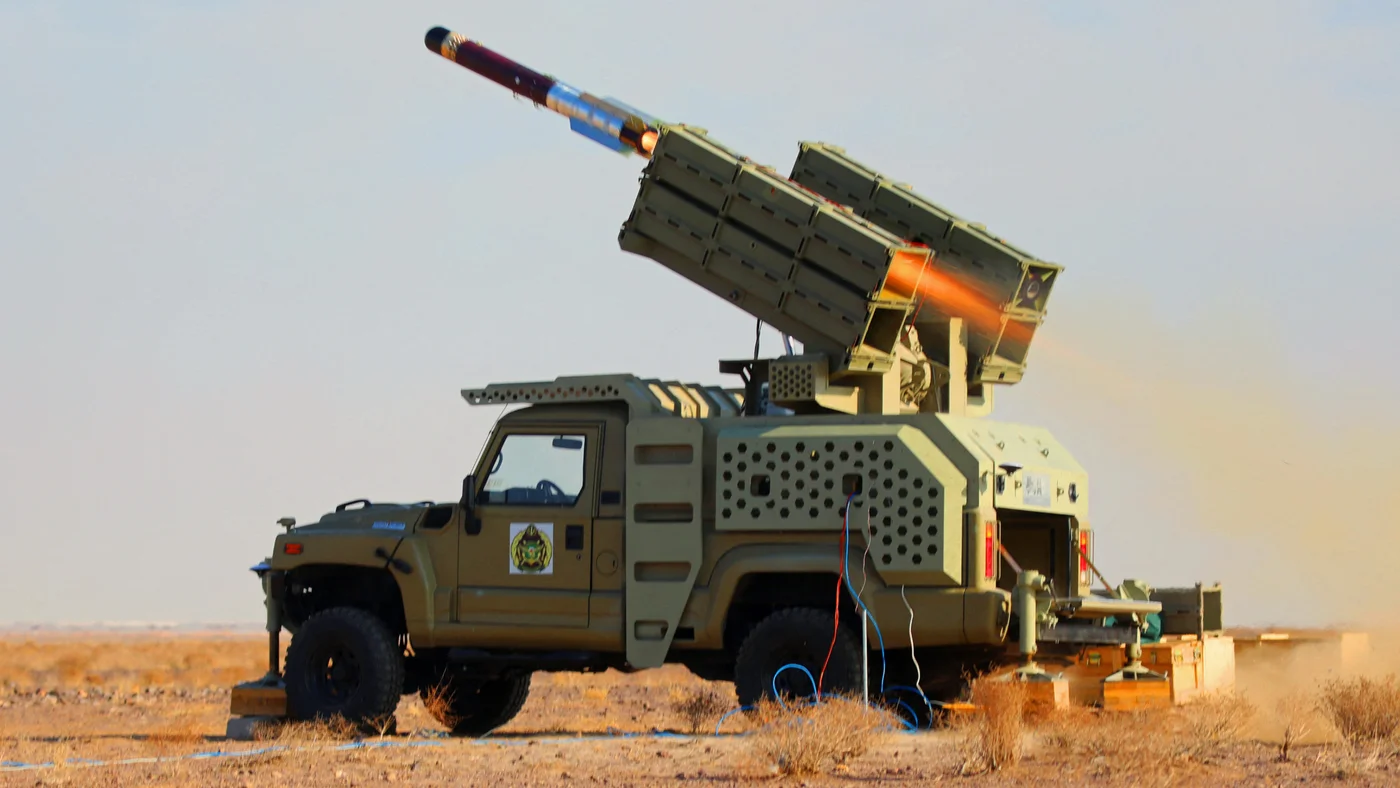 وزير الدفاع الإيراني يكشف عن وجود مصانع أسلحة خارج البلاد