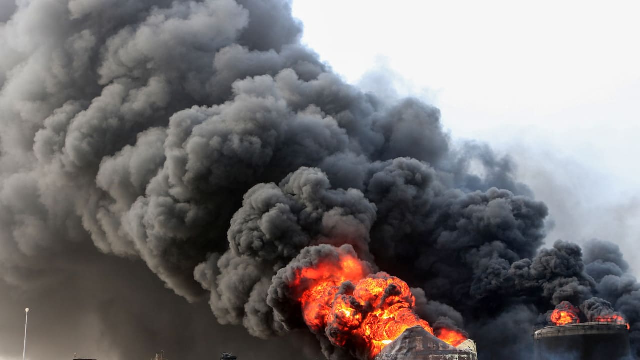 إسرائيل تضرب ميناء الحديدة في اليمن وتدعو لإخلائه