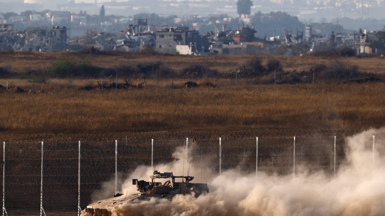 الجيش الإسرائيلي يعيد توظيف ناقلات جنود مدرعة قديمة في تصنيع عبوات ناسفة ضخمة