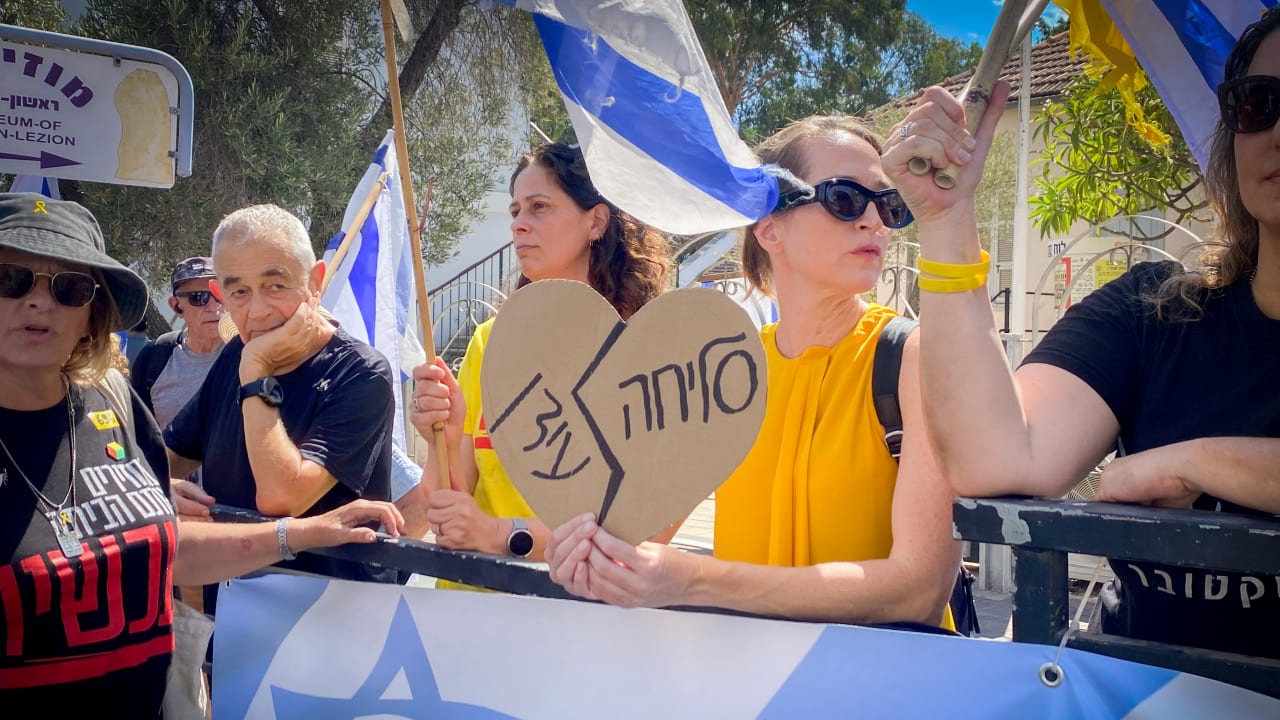 دفن إيدان شتيفي، الرهينة الإسرائيلية السابقة من غزة، في تل أبيب