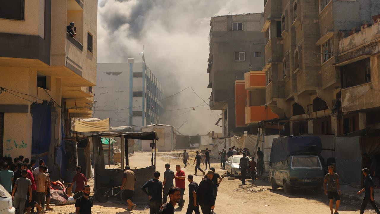 الجيش الإسرائيلي يضرب مبنىً عاليًا في غزة ويجبر أكثر من 250 ألفاً على النزوح