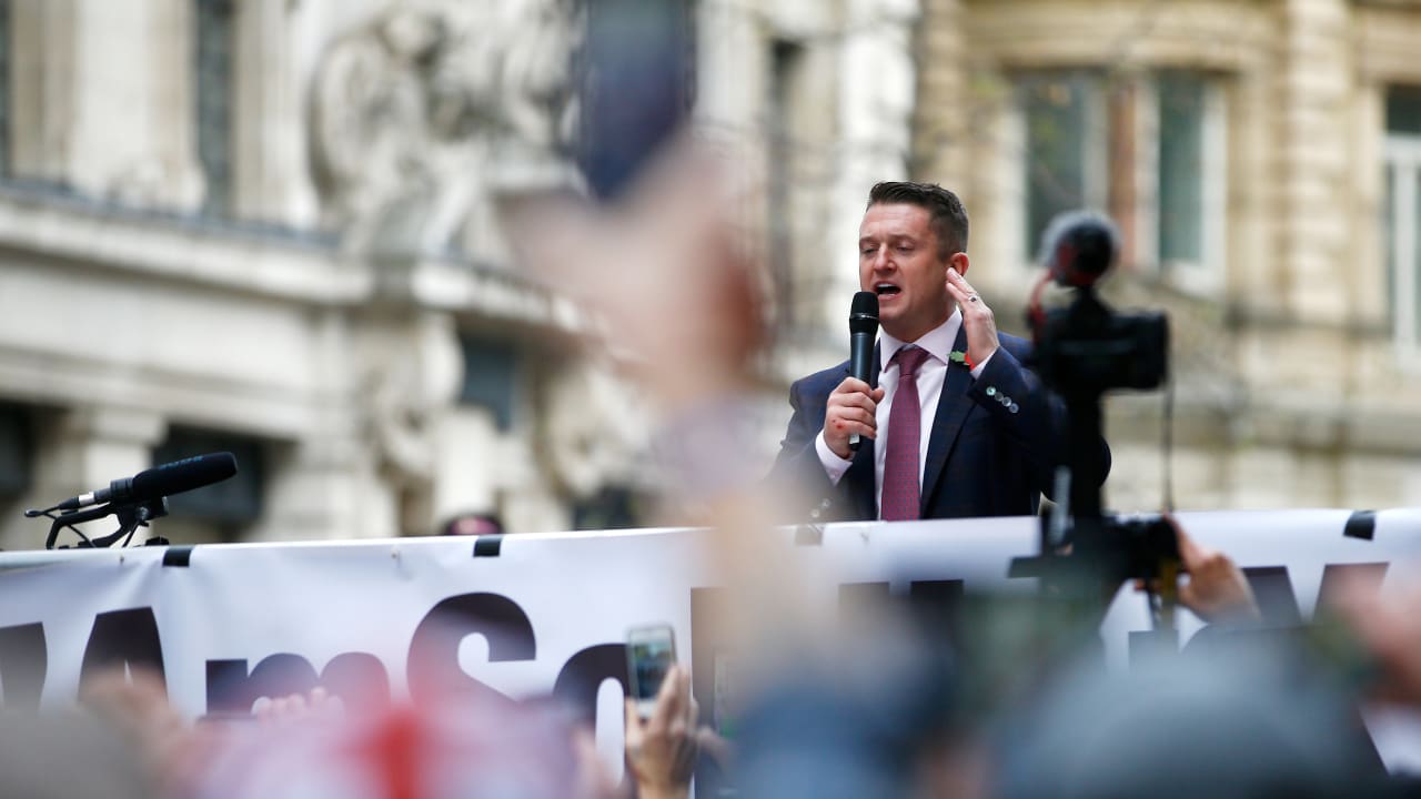 تومي روبينسون يعبر عن مخاوفه بشأن النفوذ الإيراني وتأثير إسرائيل في الغرب