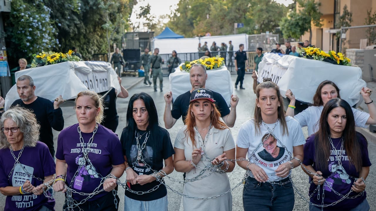 إيناف زانغاوكير تحمل زجاجة بول ابنها من غزة خلال احتجاج على أسر الجنود