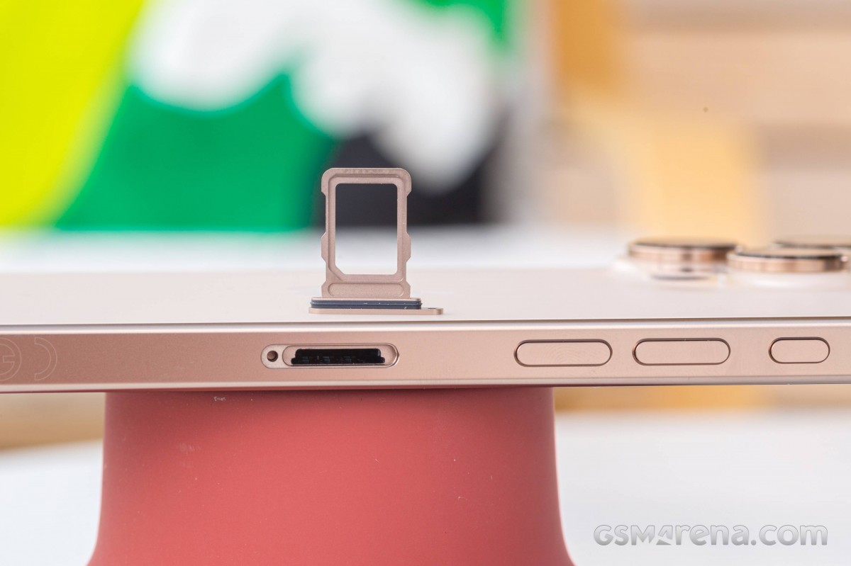 موظفو متجر أبل في الاتحاد الأوروبي يتلقون تدريبًا على تقنية eSIM، ومن المتوقع أن يُزال فتحة الشريحة التقليدية في هاتف iPhone 17