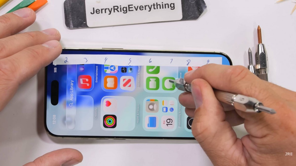 مقارنة iPhone Air مع اختبار الانحناء: هل يمكن لهاتف أبل النحيف 5.6 مم أن يصمد