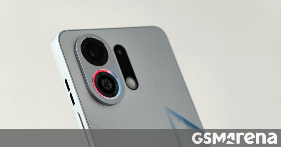 Oppo K13 Turbo Pro hands-on: هاتف ببطارية 7,000 مللي أمبير مع مروحة تبريد مدمجة