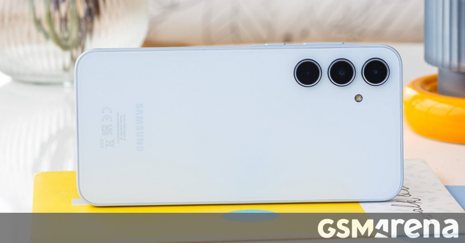 تحديث One UI 8 المستقر الآن يتوفر لهاتف سامسونج جالاكسي وايد 8 وجالاكسي A35